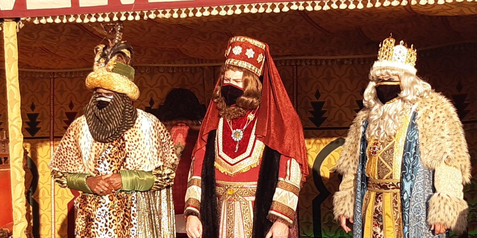Els Reis d'Orient reparteixen il·lusió i regals a Sitges, amb mascareta i amb totes les mesures de seguretat