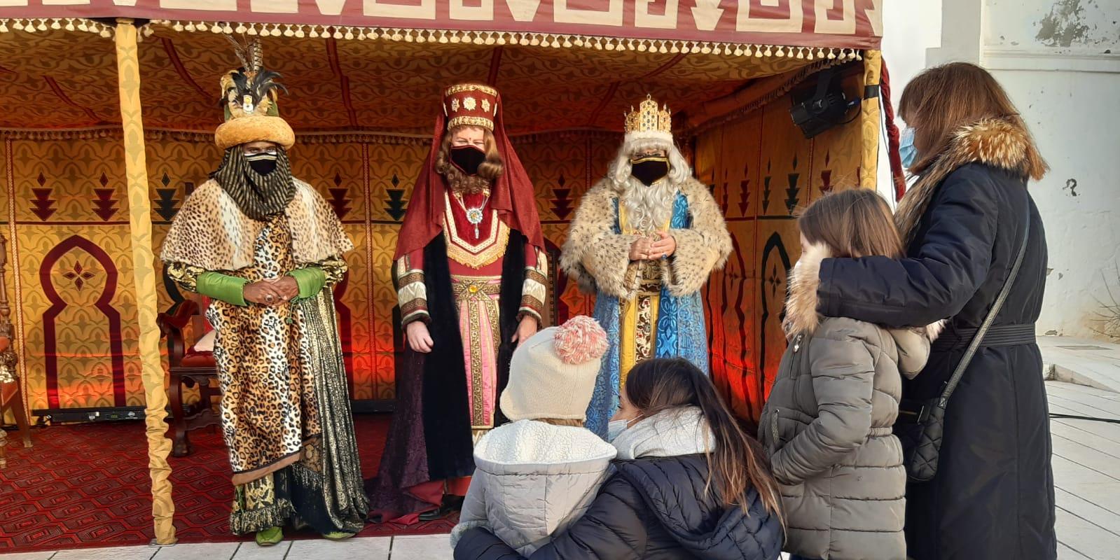 Els Reis d'Orient reparteixen il·lusió i regals a Sitges, amb mascareta i amb totes les mesures de seguretat