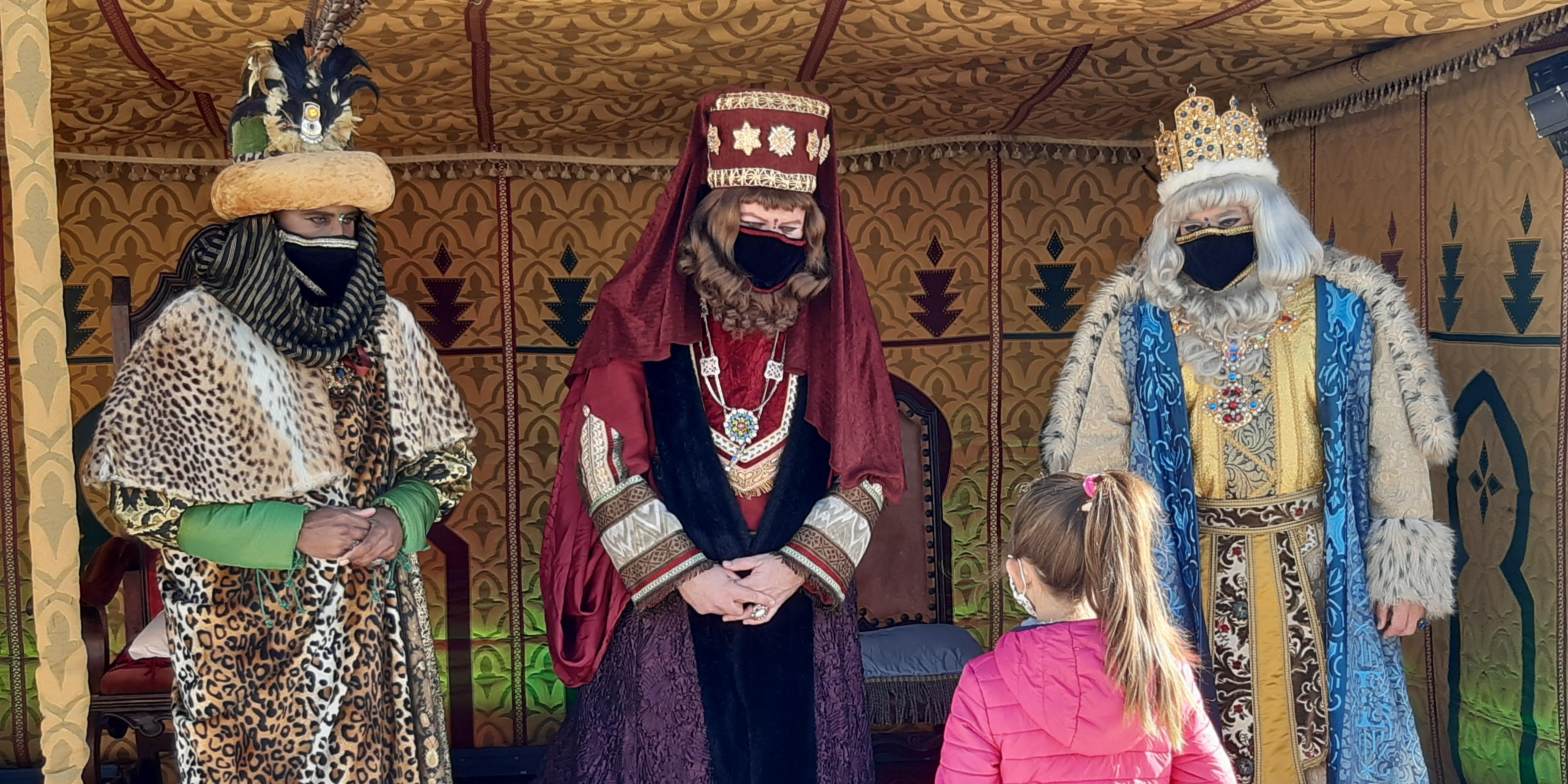 Els Reis d'Orient reparteixen il·lusió i regals a Sitges, amb mascareta i amb totes les mesures de seguretat