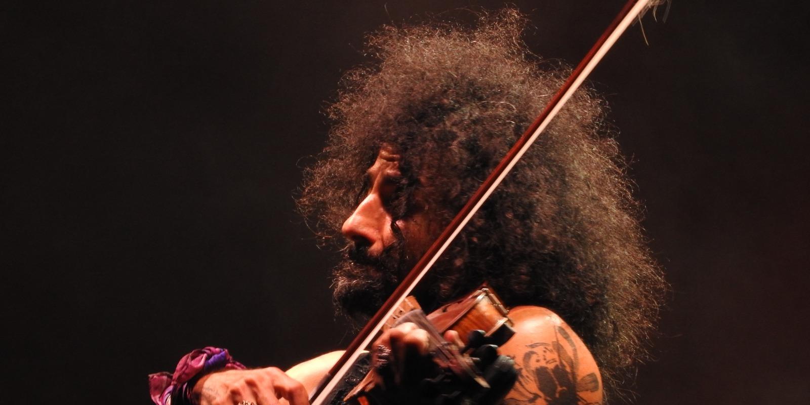 Ara Malikian posa la banda sonora als Jardins Terramar de Sitges