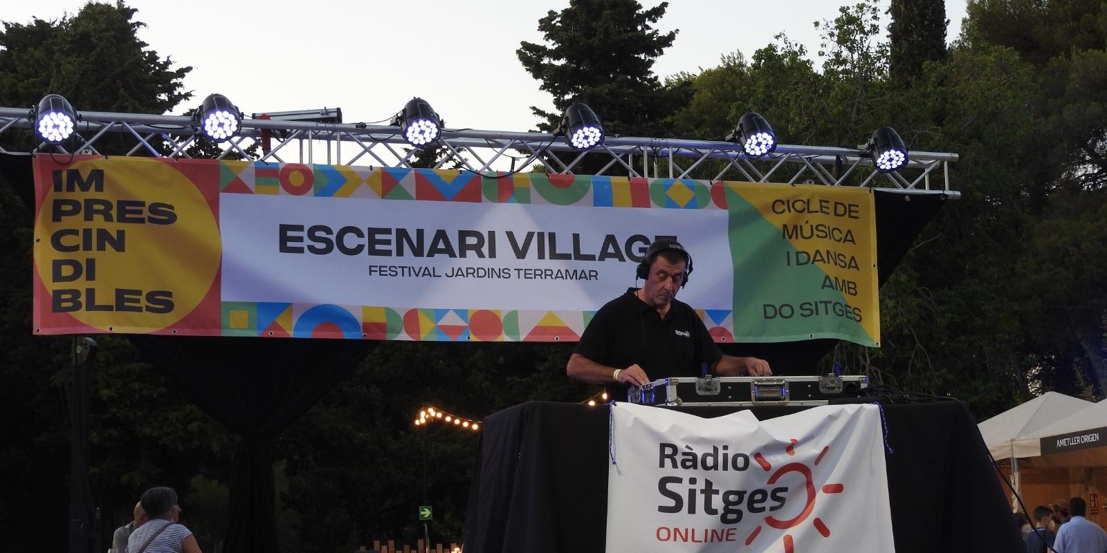 Ara Malikian posa la banda sonora als Jardins Terramar de Sitges