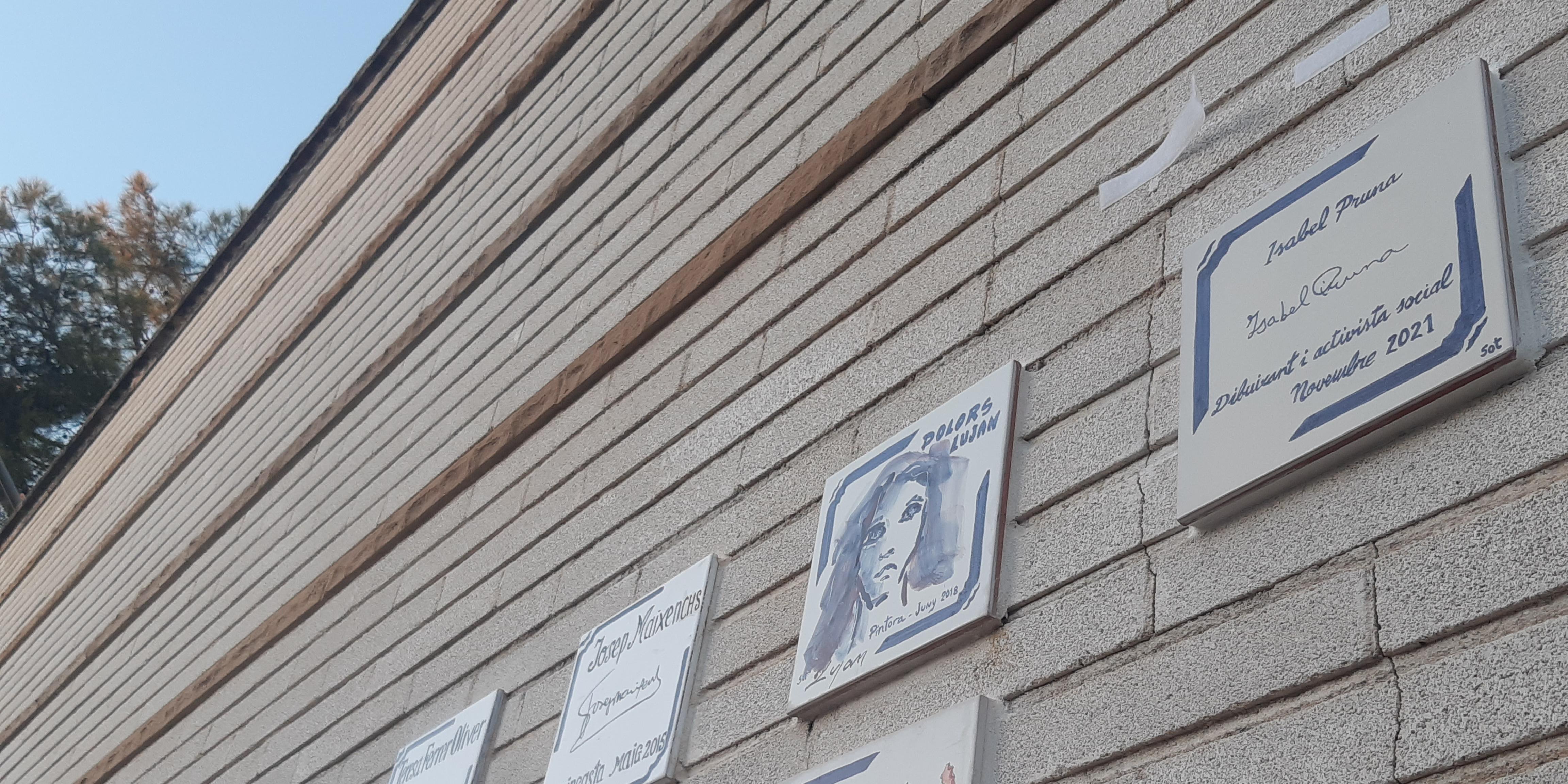 Sitges reconeix la trajectòria de la pintora i activista Isabel Pruna amb la descoberta d’una placa a la Plaça dels Artistes