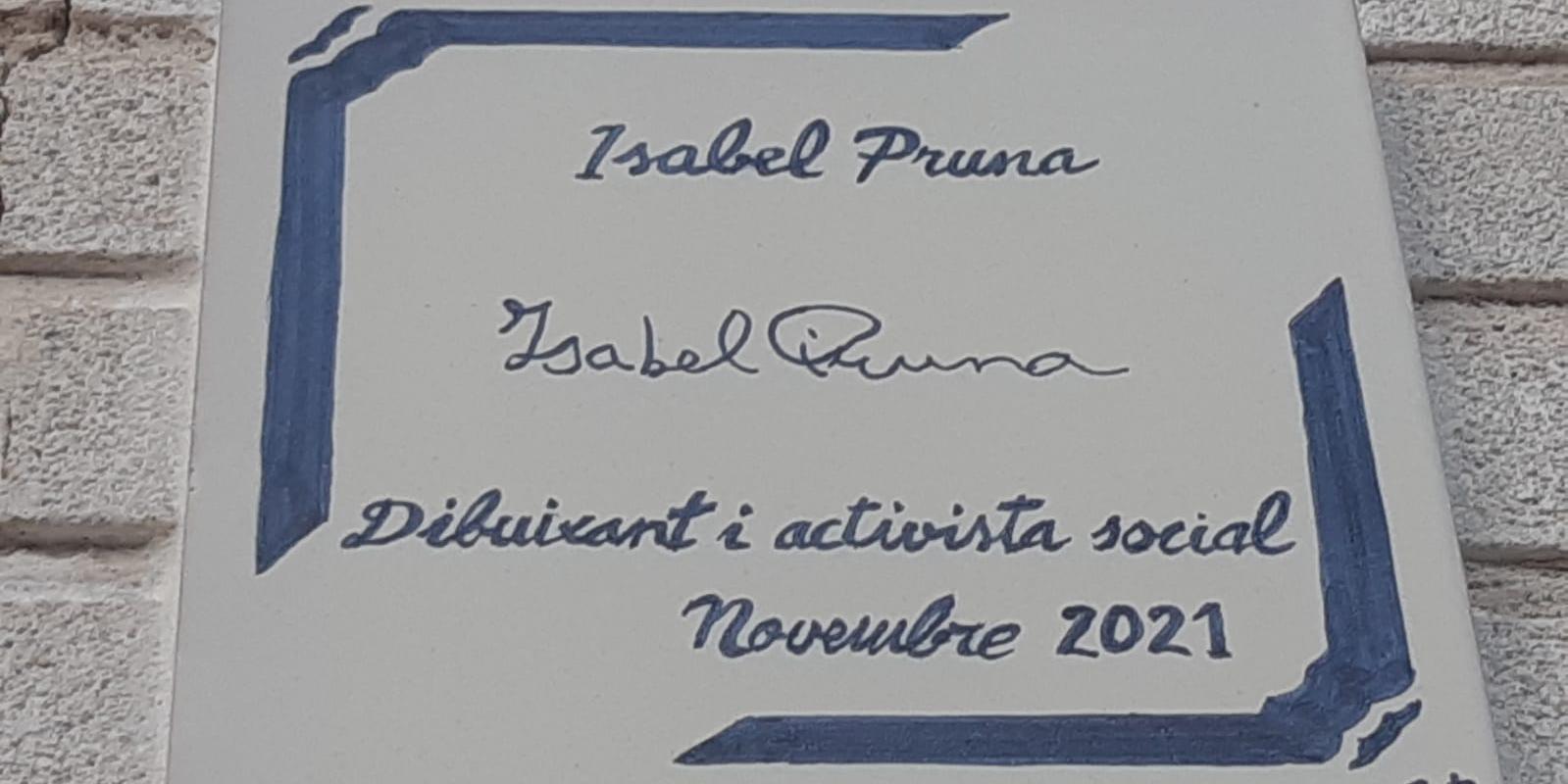 Sitges reconeix la trajectòria de la pintora i activista Isabel Pruna amb la descoberta d’una placa a la Plaça dels Artistes Sitges reconeix la trajectòria de la pintora i activista Isabel Pruna amb la descoberta d’una placa a la Plaça dels Artistes