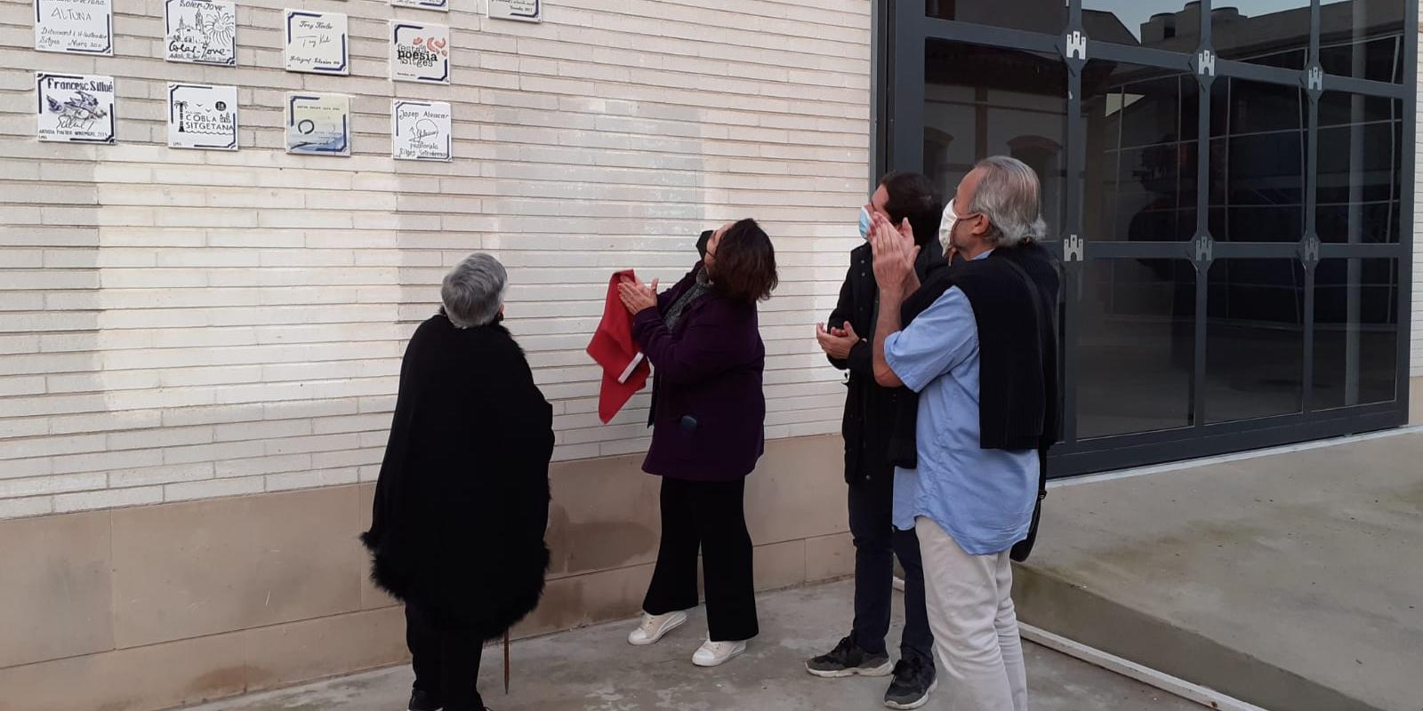 Sitges reconeix la trajectòria de la pintora i activista Isabel Pruna amb la descoberta d’una placa a la Plaça dels Artistes