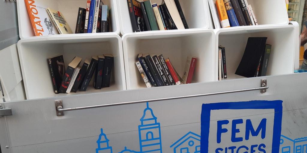 La Book truck s'instal·la al Cap de la Vila amb els seus llibres per reutilitzar