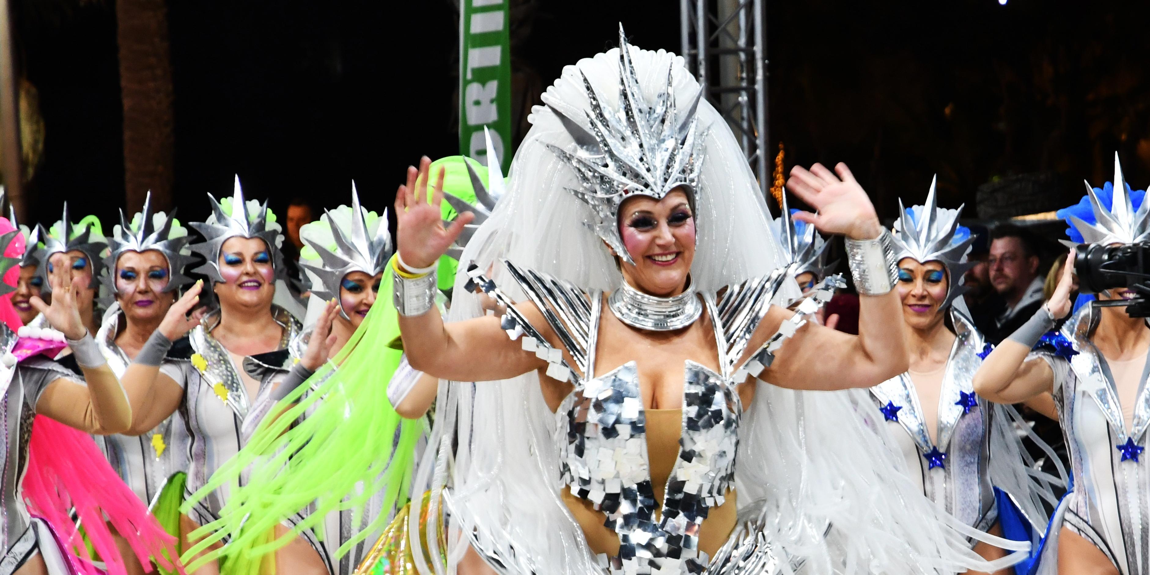 Més de 2.000 persones participen a la Rua de la Disbauxa 
