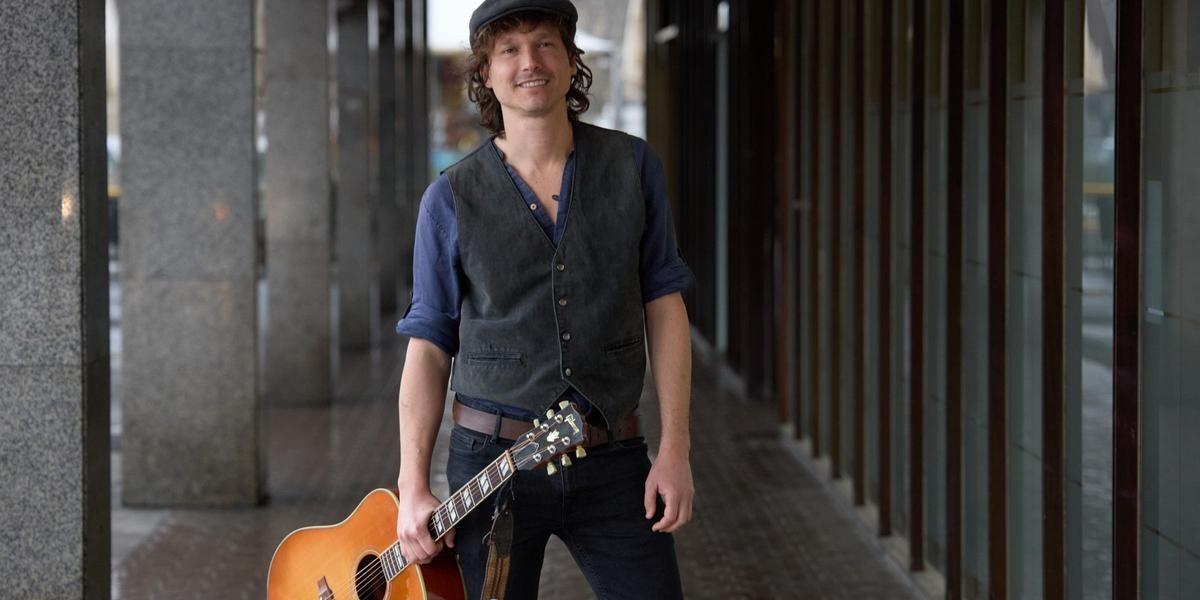 Ramon Mirabet obre el Sant Jordi 2026 presentant el seu nou llibre