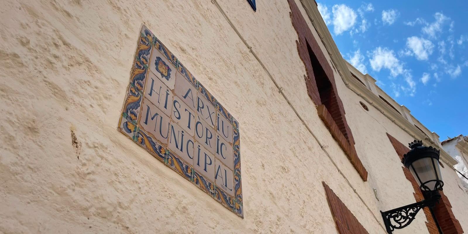 L’Arxiu Històric de Sitges, servei municipal adscrit a la regidoria de Cultura de l’Ajuntament de Sitges, digitalitza un fons fotogràfic de 2.263 fotografies d’un alt valor històric i patrimonial per la vila. Les imatges inclouen activitats culturals i retrats de diverses personalitats històriques del municipi.  El regidor de Cultura, Albert Oliver-Rodés, afirma que “la tasca que es duu a terme des de l’Arxiu Històric de Sitges posa en valor la nostra història i la converteix en patrimoni fotogràfic, docume